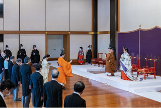 Sa Majesté l'Empereur (costume brun,) et Son Altesse Impériale le Prince héritier Akishino (costume orange, centre)