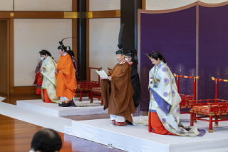 Sa Majesté l'Empereur (costume brun) et Son Altesse Impériale le Prince héritier Akishino (costume orange)